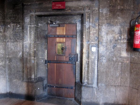 di_20100406-085045-ststephanscathedral-door-down