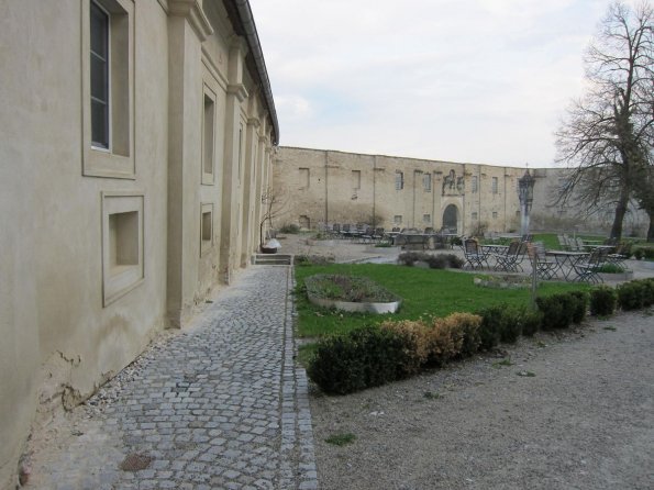 di_20100410-112505-klosterpernegg-main-building-courtyard