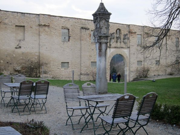 di_20100410-112626-klosterpernegg-courtyard-tables-south-gate