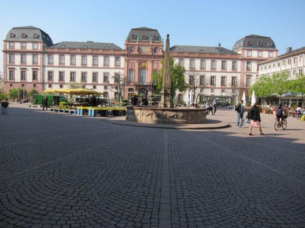 di_20100416-092802-darmstadt-main-square