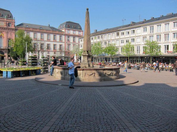 di_20100416-092820-darmstadt-main-square