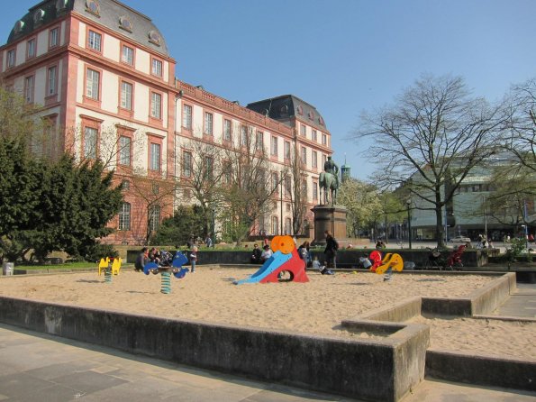 di_20100416-093732-darmstadt-mathildenplatz-playground