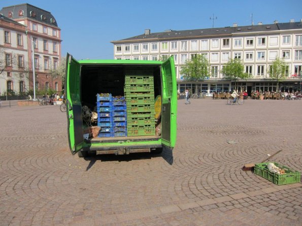 di_20100416-093135-darmstadt-main-square-truck