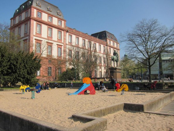 di_20100416-093721-darmstadt-mathildenplatz-playground