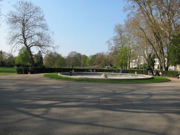 di_20100416-100709-darmstadt-herrengarten-fountain