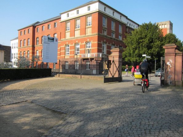 di_20100416-102635-tu-darmstadt-northwest-gate
