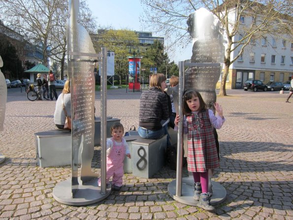 di_20100416-102936-darmstadt-karlplatz-statues