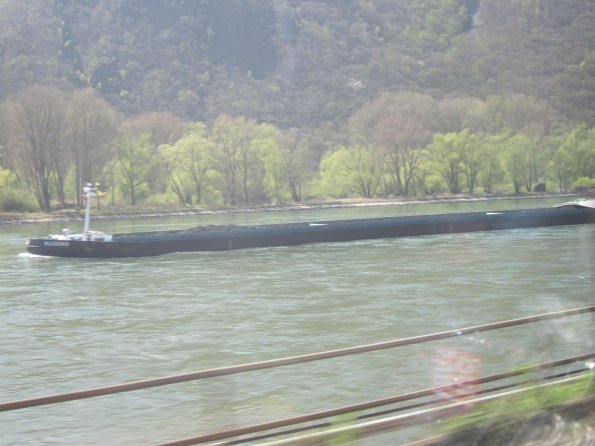 DI_20100417-074518-Rhine-barge