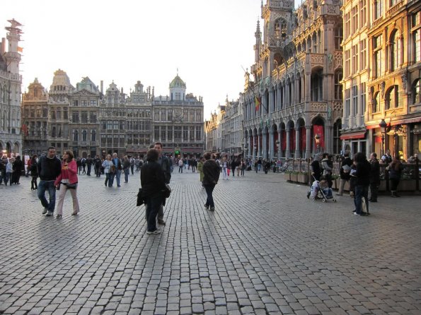 di_20100417-124416-brussels-grand-place-view-nw