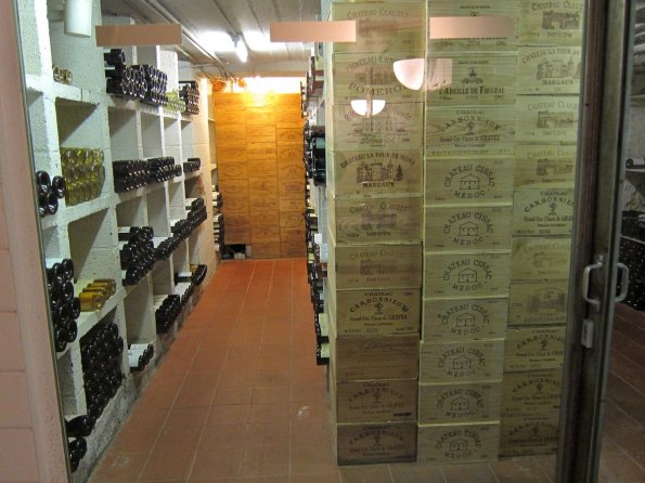 di_20100417-153154-brussels-scheltema-wine-cellar