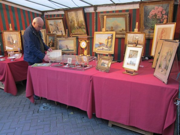 di_20100418-032357-brussels-sablonantiquemarket-paintings