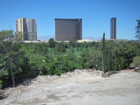 di_20100504-133143-lasvegas-monorail-wynn-golf-course