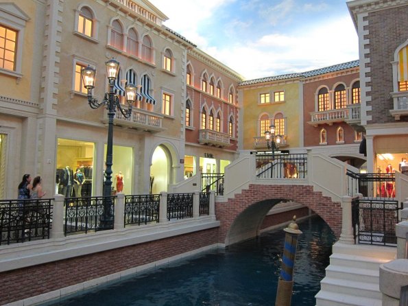 di_20100504-184118-lasvegas-venetian-canal-bridge