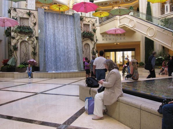 di_20100504-185609-lasvegas-venetian-waterfall