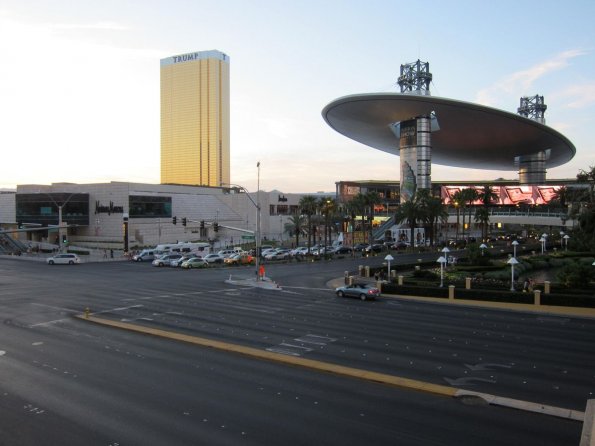 di_20100504-212528-lasvegas-boulevard-fashionshowmall