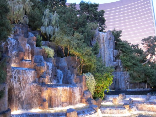 di_20100504-212800-lasvegas-palazzo-waterfall