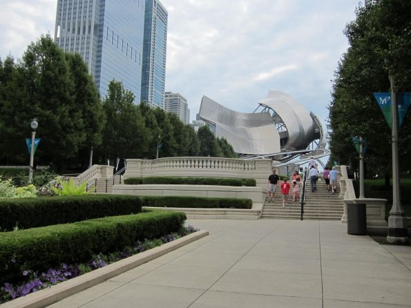 di_20100715-094010-chicago-mccormicktribuneplaza-steps