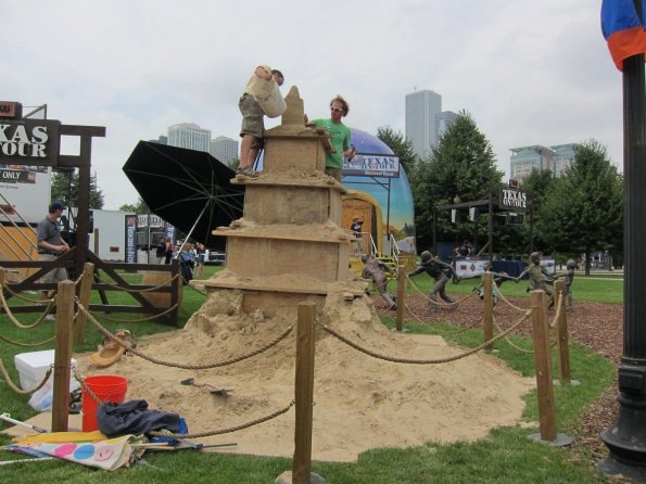 di_20100715-104838-navypier-sandcastle