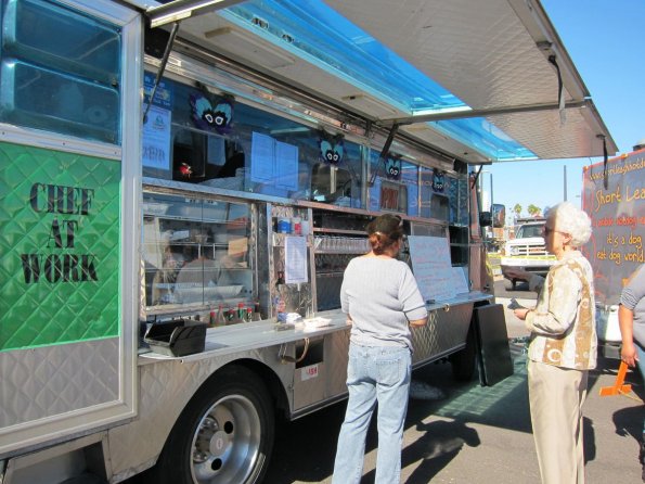 di_20110128-142620-phxpublicmarket-jamburritos-serving