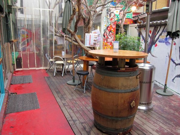 di_20110301-231926-designfesta-courtyard-barrel