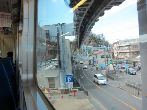 di_20110302-202539-shonanmonorail-curve-road