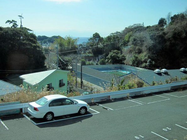 di_20110302-202947-shonanmonorail-window-pool-sea-view