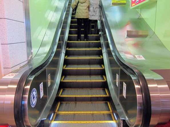 di_20110302-211601-enoshimaisland-escalator1