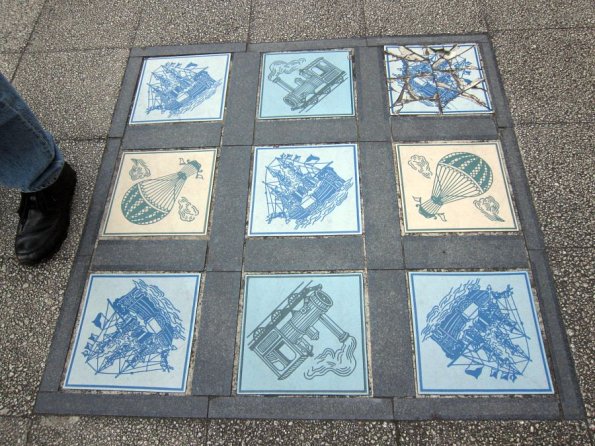 di_20110303-033025-yokohama-sidewalk-tiles