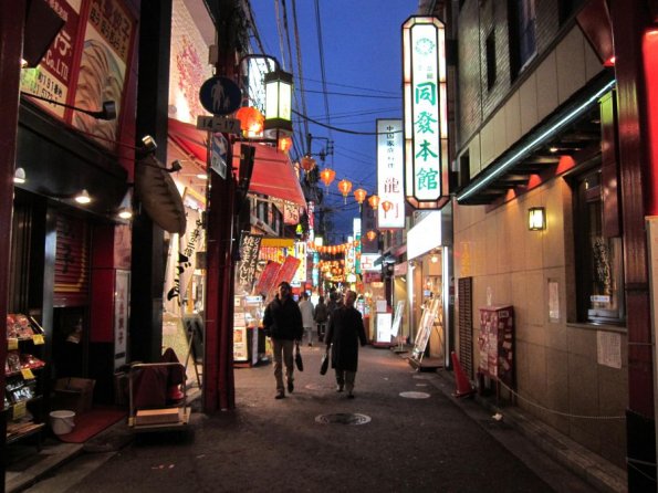 di_20110303-034853-yokohama-chinatown-alley