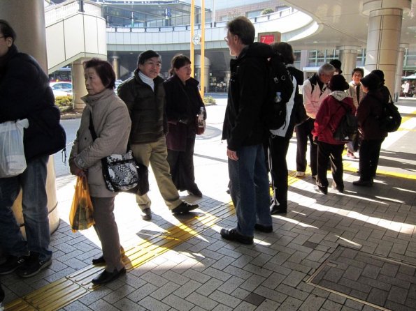 di_20110305-004853-mizonokuchi-bus-queue