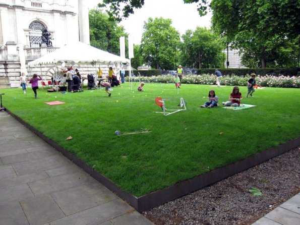 di_20110723-064919-tatebritain-lawn