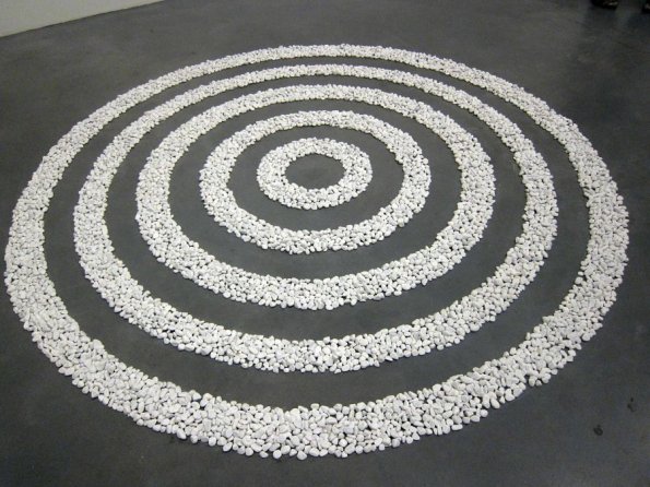 di_20110723-123345-tatemodern-richardlong-1987-smallwhitepebblecircles