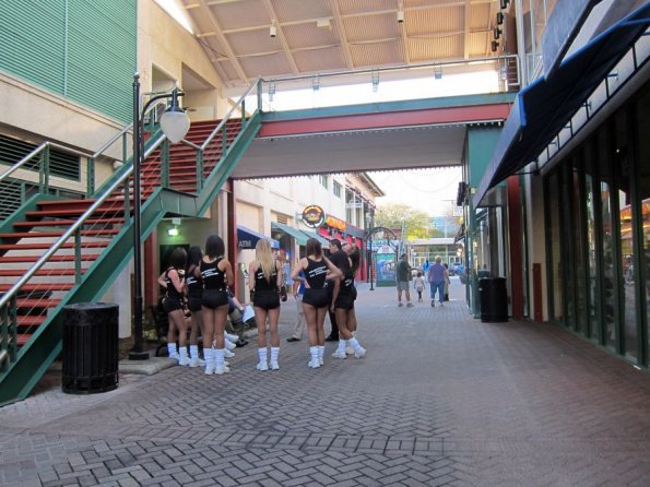 di_20120120-164918-jacksonville-landing-hooters-crew