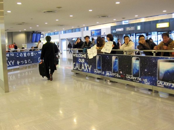 di_20120217-014658-nrt-arrivals-hall