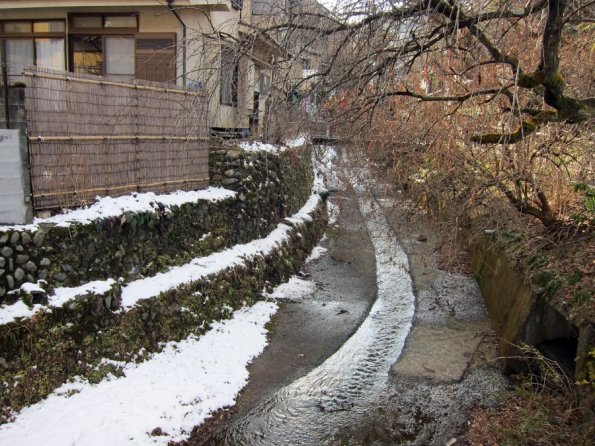 di_20120218-012534-takaosanguchi-gutter