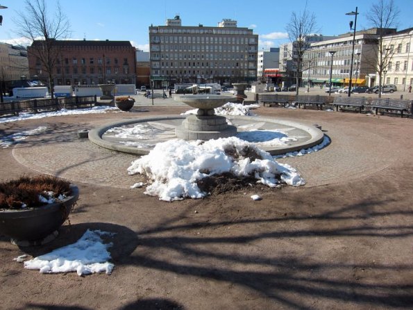 di_20120408-051806-hameenlinna-marketsquare-fountain