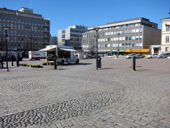 di_20120408-051924-hameenlinna-marketsquare-truck