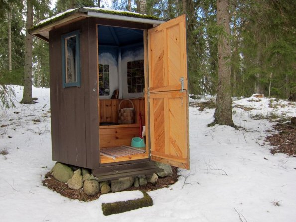 di_20120409-101330-takajarvi-outhouse