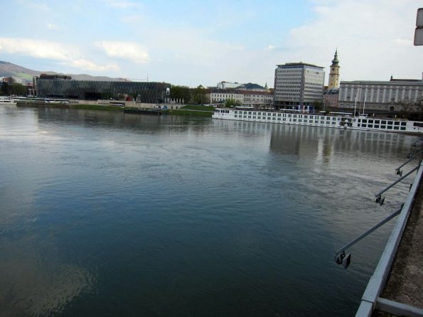 di_20120417-100145-linz-danuberiver-nibelungen-bridge