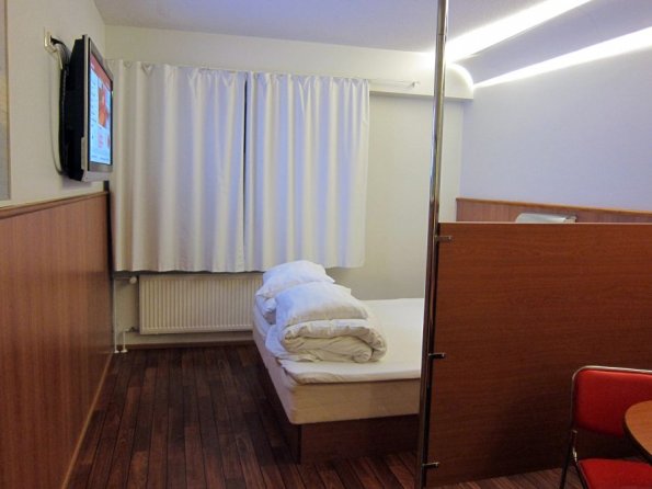 di_20121127_092750_turku_omenahotelli_bed