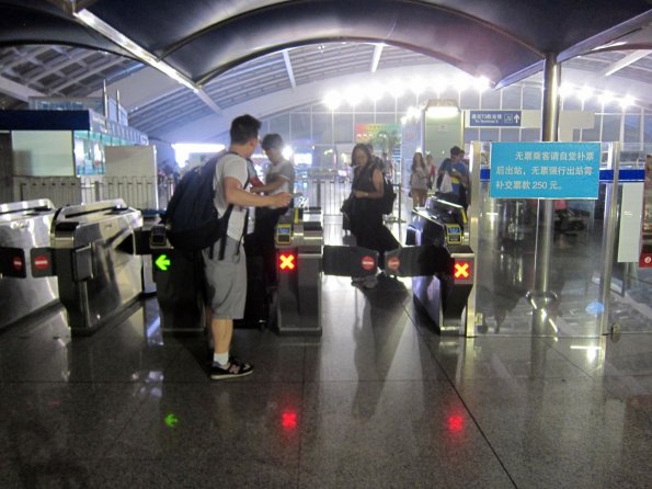 di_20130629_081256_beijing_airportexpresstrain_gates