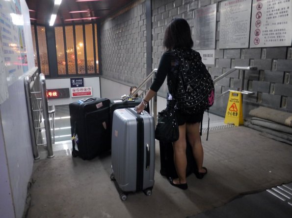 di_20130629_092314_beijing_beitucheng_station_luggage_top