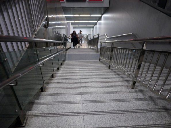 di_20130629_092326_beijing_beitucheng_station_stairs