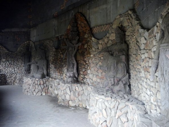 di_20130629_223022_chineseethnicmuseum_grotto_statues