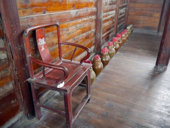 di_20130629_231042_chineseethnicmuseum_shui_chair_urns