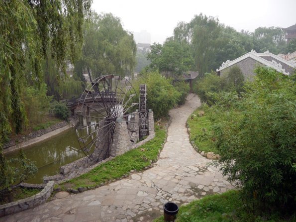 di_20130629_231438_chineseethnicmuseum_stream_waterwheel