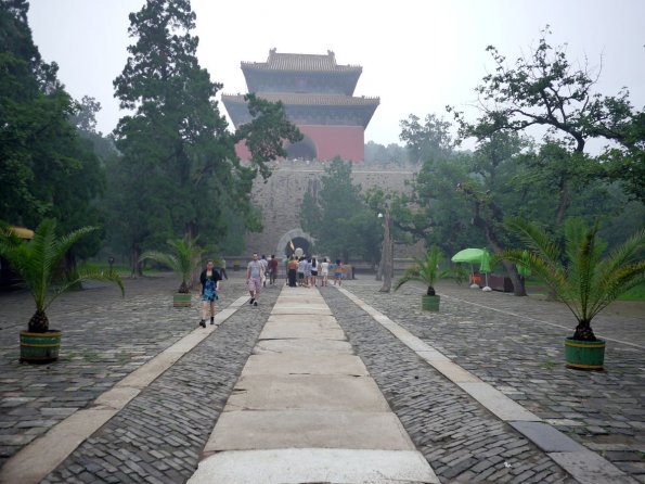 di_20130630_203946_mingtombschangling_plaza_hallofeminentfavour