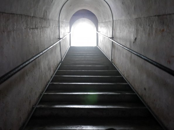 di_20130630_204302_mingtombschangling_minglousoultower_stairs_up