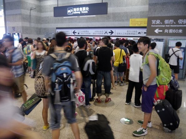 di_20130705_044214_shanghai_honqiaorailwaystation_ticket_queues