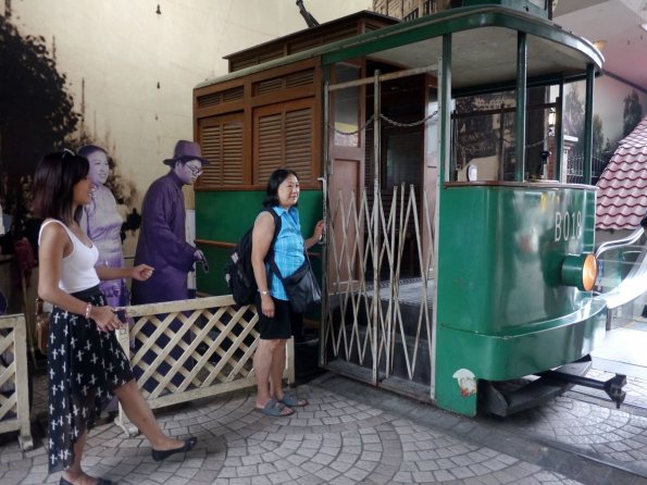di_20130705_211314_shanghai_1930s_traditionalstreet_tram
